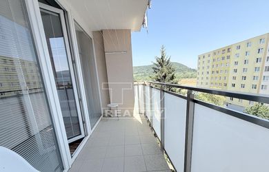 PEKNÝ 3 IZBOVÝ BYT V TRENČÍNE NA SIHOTI, VEĽKÝ BALKÓN, IHNEĎ VOĽNÝ, 63M2
