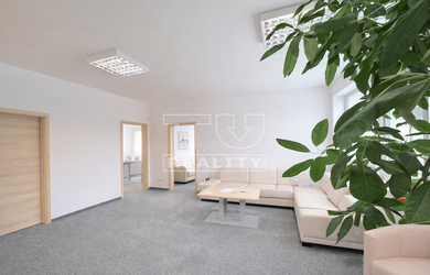 KOMPLETNÉ KANCELÁRSKE ZÁZEMIE 163 M² – OPEN SPACE, ZASADAČKA, PARKOVANIE, TRENČÍN ZÁMOSTIE