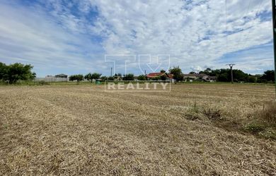 NA PREDAJ POZEMOK V OBCI OSTRATICE, 2565m²