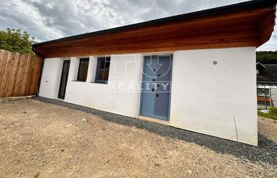 !VÝRAZNÁ ZĽAVA! NA PREDAJ NOVOSTAVBA EKOLOGICKÉHO, NÍZKOENERGETICKÉHO, 3-IZBOVÉHO DOMU (204 m2), TRENČIANSKA TEPLÁ!