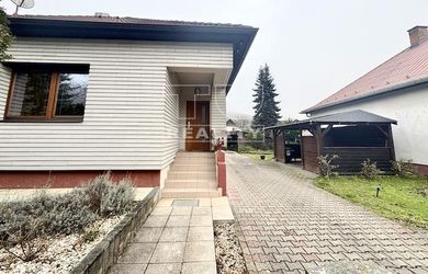 NOVÁ CENA. EXKLUZÍVNE NA PREDAJ 3-IZBOVÝ PRIESTRANNÝ RODINNÝ DOM (119 m2), POZEMOK 613 m2, S HOSŤOVSKÝM DOMOM A SAUNOU, HORNÉ SRNIE.