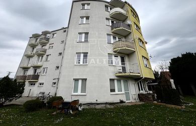NA PRENÁJOM VEĽKÝ 2-IZBOVÝ BYT (60 m2) S BAZÉNOM, PARKOVANÍM A ZÁHRADOU, NEMŠOVÁ.