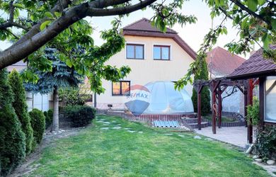 REMAX | Rodinný dom s letnou kuchyňou a bazénom Kráľová nad Váhom