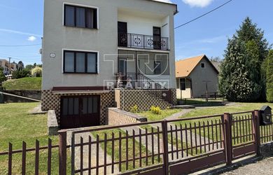 POZOR IBA U NÁS a v Trenčianskom Jastrabí.  RODINNÝ DOM 4izby a samostatná kuchyňa.