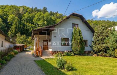 EXKLUZÍVNE IBA U NÁS! RODINNÝ DOM S POZEMKOM 1127m2, LAZY POD MAKYTOU