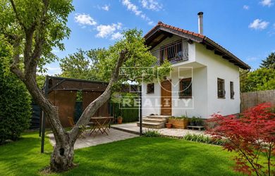 Štýlová trojpodlažná chata pri Vajnorskom jazere