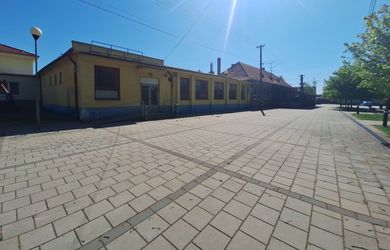 RE/MAX | Budova v centre obce, ktorá čaká na nový koncept – Kráľová nad Váhom, okr. Šaľa