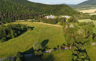 Na predaj: Rozľahlý slnečný pozemok s vlastným potokom len 2 km od Humenného