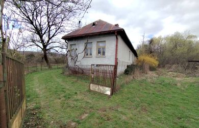 Chalupa na samote s dvoma  pozemkami – Pichne, okres Snina