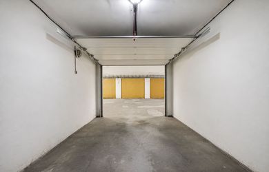 REZERVOVANÉ: Garáž s elektrickou bránou, Ľ. Fullu, Dlhé Diely BA IV.