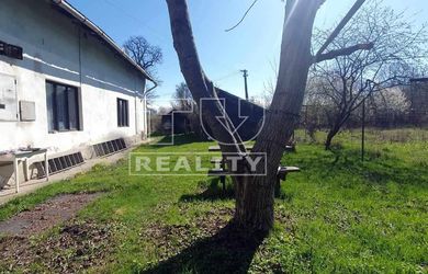 Na PREDAJ zachovalý rodinný dom na periférii /895 m2/ mesta Lučenec.