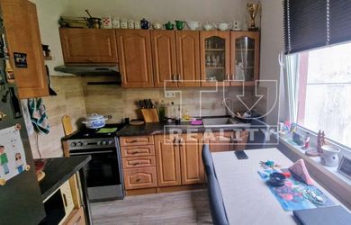 Na PREDAJ slnečný komplet zrekonštruovaný trojizbový byt /84 m2 / na Rúbanisku III. v Lučenci.