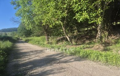 Na predaj: Stavebný pozemok v Dolnom Milochove pri priehrade smerom na Nosice