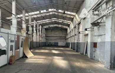 Sklad 810 m2 s administratívnym a sociálnym zázemím.