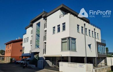 Kancelársky priestor v nízko-podlažnej budove s výťahom na prenájom - 200 m2, Rožňavská ul.