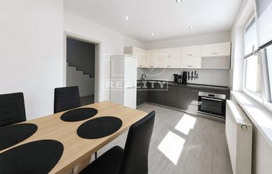 Priestranný 4-izbový rodinný dom po rekonštrukcii, 192 m² úžitkovej plochy, pozemok 945 m², Horné Chlebany
