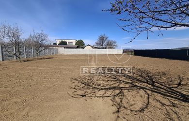 Na predaj pozemok v obci Čab - 820m2