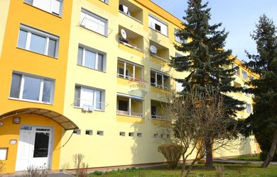 Na predaj 3-izb. byt v centre mesta Poltár