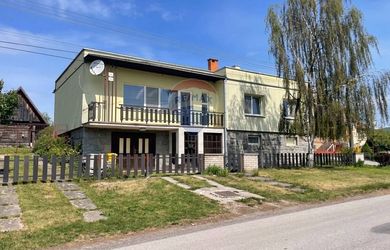 Rodinný dom s vykurovanou garážou, altánkom a nevídane veľkou hospodárskou budovou.