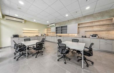Obchodný priestor - 110m2  - Nobelovo námestie - dva vchody, ideálna dispozícia, v srdci Petržalky