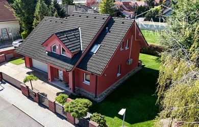 PRIESTRANNÝ 5I RODINNÝ DOM S DVOJGARÁŽOU A KRÁSNOU ZÁHRADOU