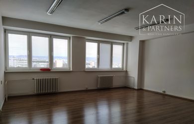 LEN: 400.-€/ mesiac s umývadlom! kancelária/ viacúčelová miestnosť 40m2 + parkovanie, Bulharská ul., BA II., Trnávka.