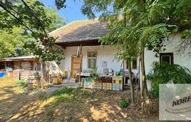 Na predaj rodinný dom s veľkým pozemkom 3 496 m² na hlavnom ťahu smer Nové Zámky -Bratislava – výborná investičná príležitosť