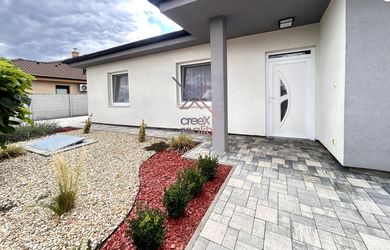 CreeX Reality - prenájom modernej 4-izbovej novostavby rodinného domu s bazénom - Dolné Lovčice