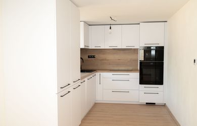 Exkluzívne na predaj: Nadštandardný 4-izbový dom priamo v meste (Kukučínova ul.) – Kuchynská linka so spotrebičmi, hotové podlahy a nízke náklady!