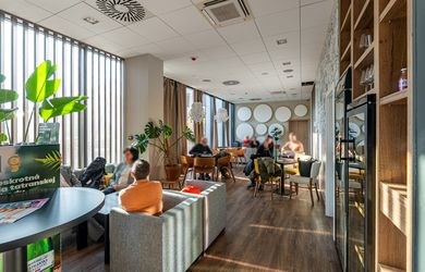 HIRA. Komerčný priestor s terasou, s nájomcom a s 5% výnosom