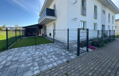 PREDANÉ 3-izbový byt so záhradkou, altánkom,parkovaním – Horný Hričov