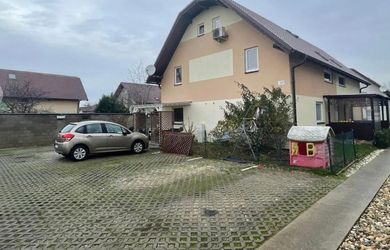 Na prenájom moderný a útulný 2-izbový mezonet s vlastnou záhradou