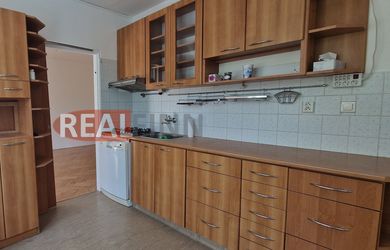 REALFINN EXKLUZÍVNE PREDAJ - 4 IZBOVÝ BYT PO REKONŠTRUKCII, NOVÉ ZÁMKY