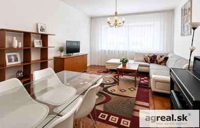 Predaj- svetlý a priestranný 3 izb. (2 a 1/2) byt  (75,56  m2) na prestížnej adrese v centre- Dostojevského rad, BA I- Staré Mesto