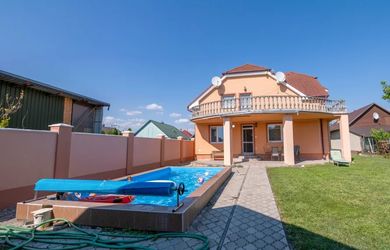 Na predaj dvojgeneračný rodinný dom s bazénom v Gabčíkove