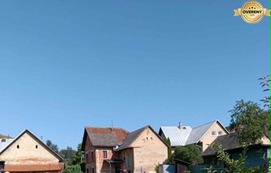 Slnečný pozemok s rodinným domom v Ovčiarsku