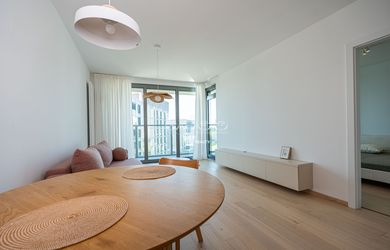 EUROVEA TOWER_Prenájom 2 izb. s loggiou a garážovým státím /65m2/ Bratislava