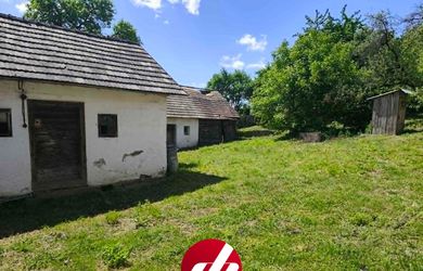 Veľký stavebný pozemok so starším domom a priestorom pre ďalšie dva domy