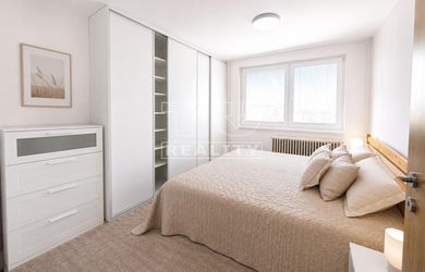 Na prenájom zariadený, zrekonštruovaný 4 izbový byt v obci Chynorany s garážou a záhradkou, 85m2