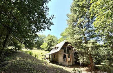 Pozemok s rozostavanou chatou v srdci Banskej Štiavnice
