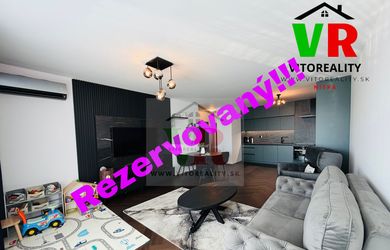 Rezervovaný...2-izbový byt, novostavba, kompletne zariadený a vybavený, aj garážové státie a pivničná kobka  na Pieskovej ulici