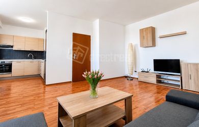 DIRECTREAL|Klimatizovaný 3-izbový byt s balkónom a parkovaním v centre Galanty 68m2