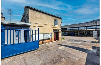 PREVÁDZKOVÝ AREÁL / BB / SENICA / ADMINISTRATÍVA / SKLADY / POZEMOK 9033 m²