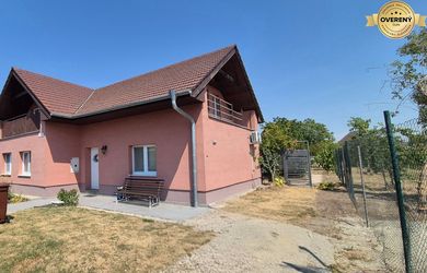 NA PREDAJ 6 izbový poschod. rodinný dom vo výbornej časti mesta Šurany