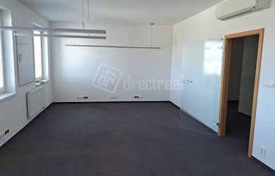 DIRECTREAL|Prenájom jednotlivých  kancelárií a kancelárskeho celku na Vajnorskej ulici, MHD pred budovou
