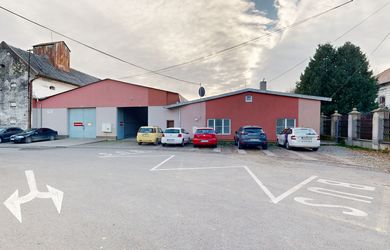 Na predaj MUROVANÁ, čiastočne VYKUROVANÁ 1.400m2 HALA so 4 izbovým Bytom (113m2), Budimír, Košice - Okolie