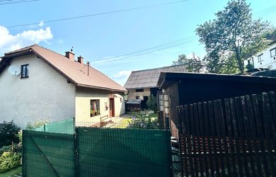 HRIŇOVÁ SLANEC - RODINNÝ DOM S HOSPODÁRSKYMI BUDOVAMI, POZEMOK 670 M2