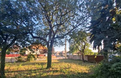 Rožný 500 m2 pozemok na výstavbu rodinného domu a komerčné účely v centre obci Malé Kosihy