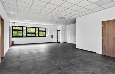 Kancelárske priestory 147m2, nezariadené, s parkovaním, dobrá lokalita