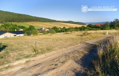 Stavebný pozemok (1000 m2) na križovatke ciest Čenčice